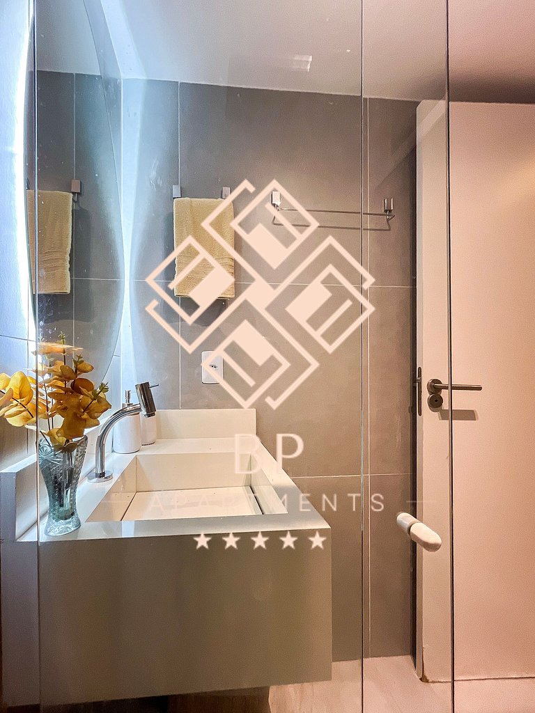 Flat com piscina privativa a 30 metros da praia