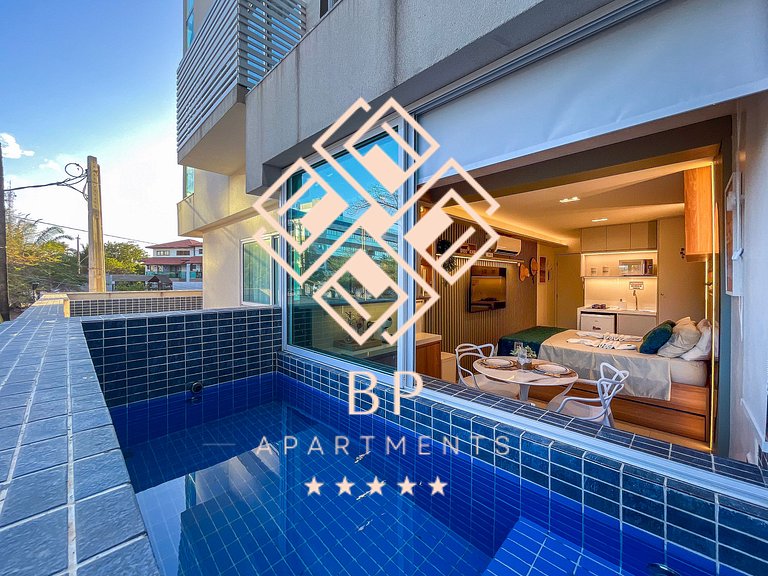 Flat com piscina privativa a 30 metros da praia