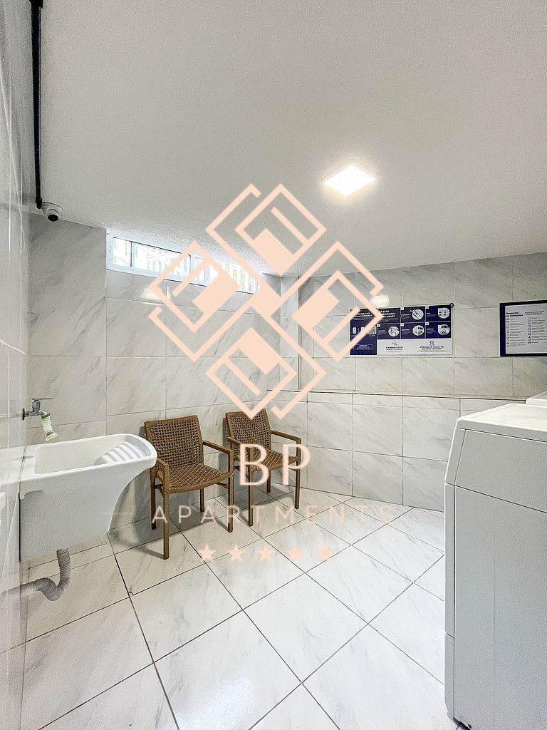 Flat com piscina privativa a 30 metros da praia